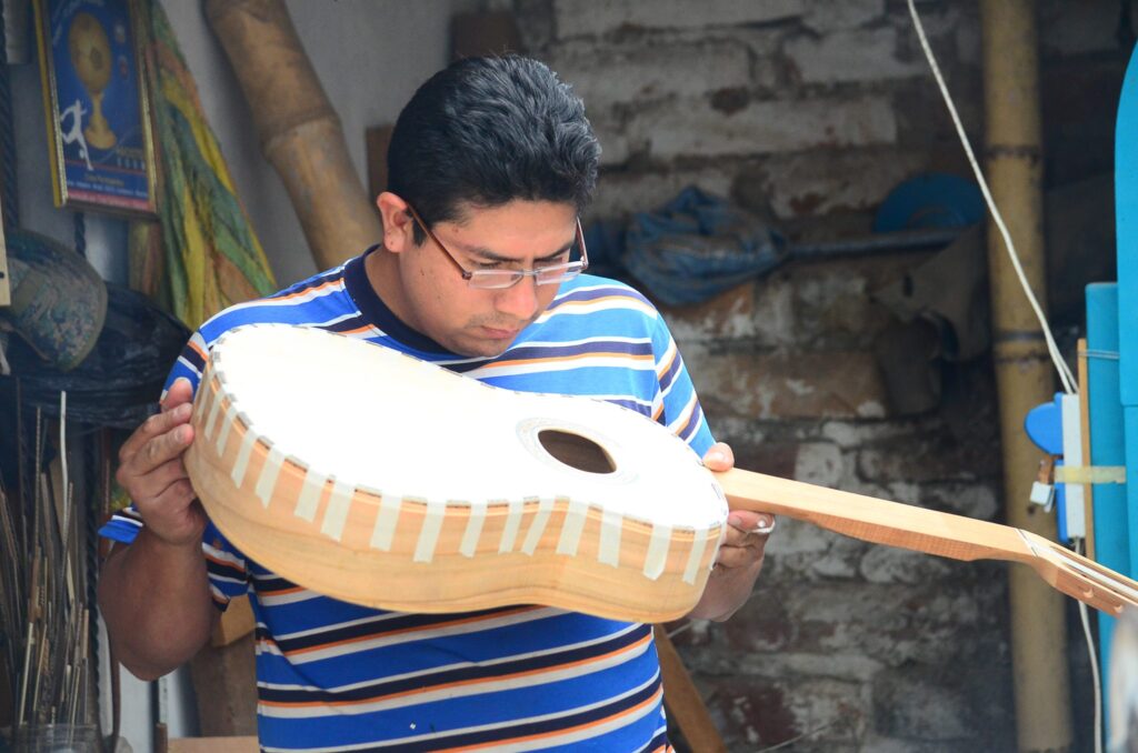 santiago ayala fabricando guitarra